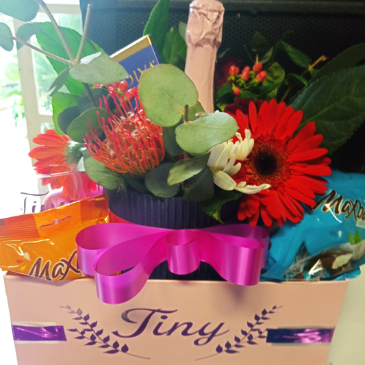 Personalised Fresh Flower & Sparkling Wine Gift Box | Gauteng